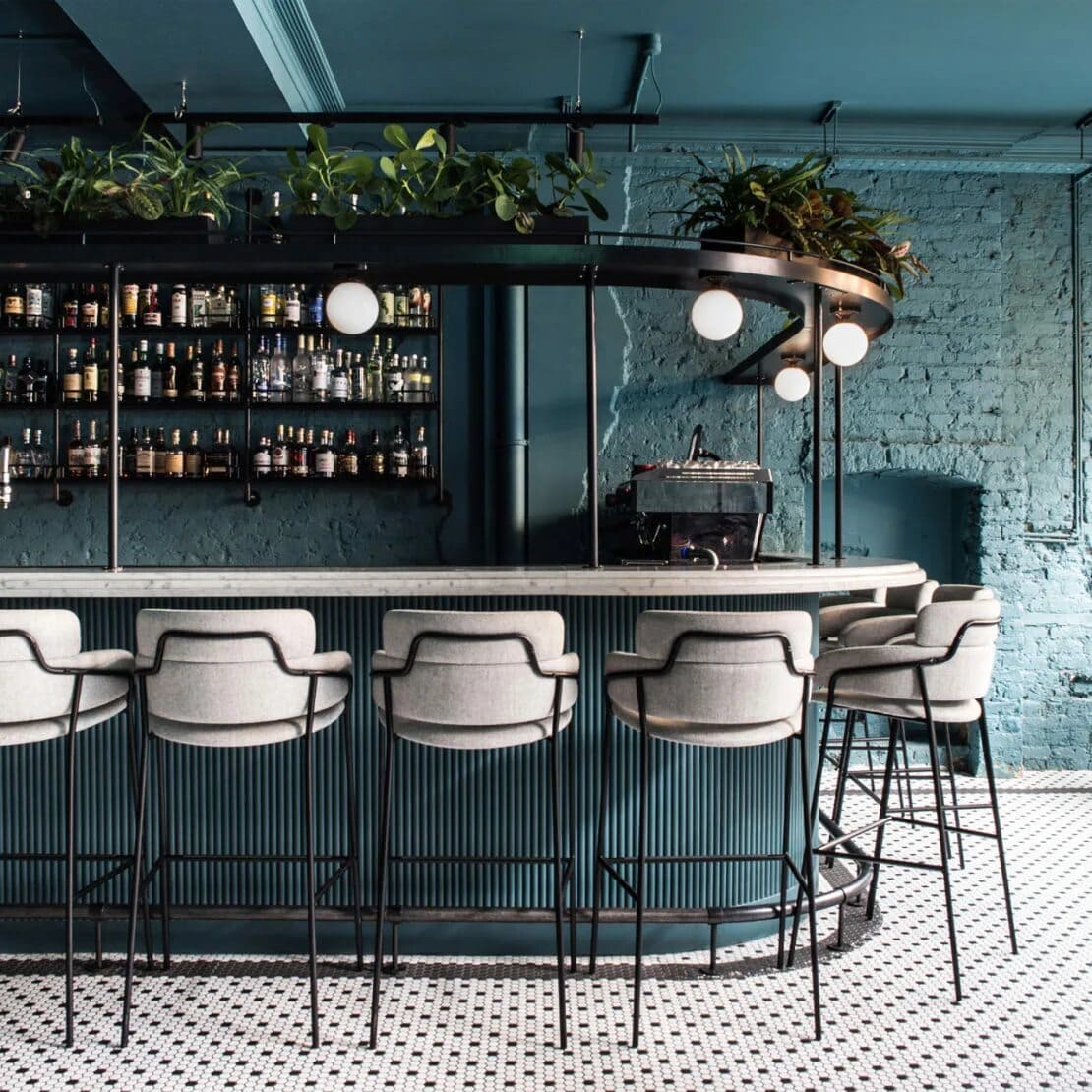 Stylowy bar w restauracji MajesticMirage