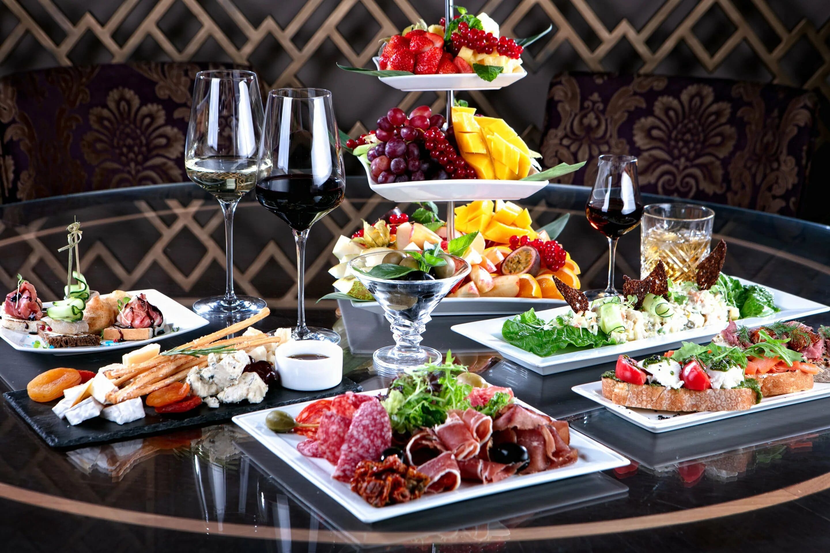 Elegancko nakryty stół w restauracji MajesticMirage